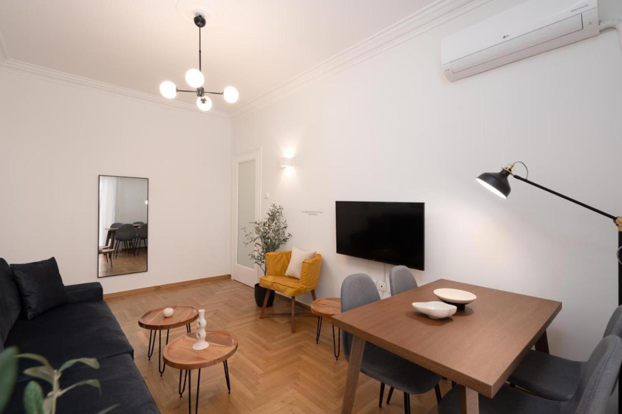Vibrant Urban Getaway: Charming 2-Bedroom Near Bars, Parks, And Metro أثينا المظهر الخارجي الصورة