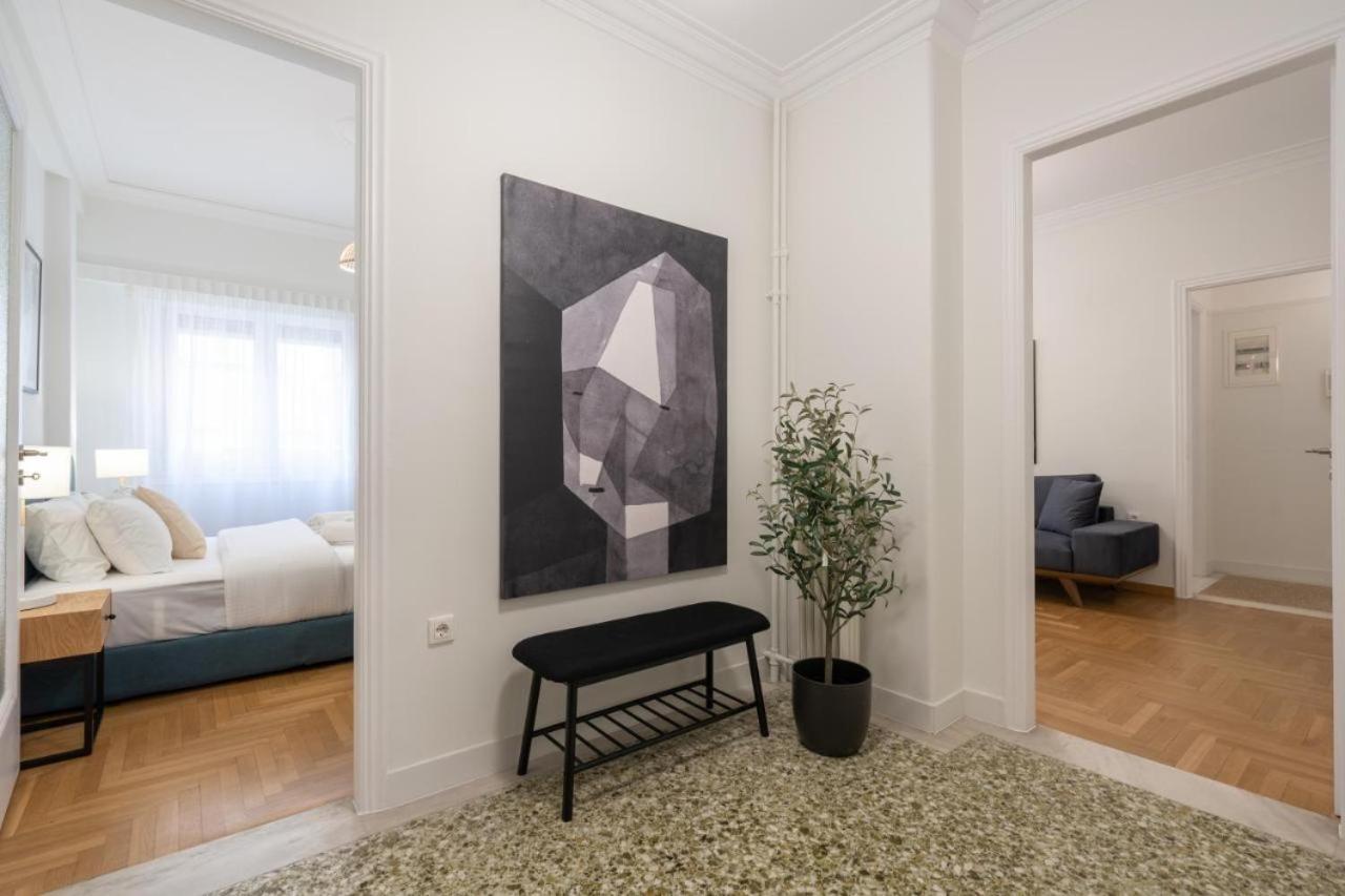 Vibrant Urban Getaway: Charming 2-Bedroom Near Bars, Parks, And Metro أثينا المظهر الخارجي الصورة