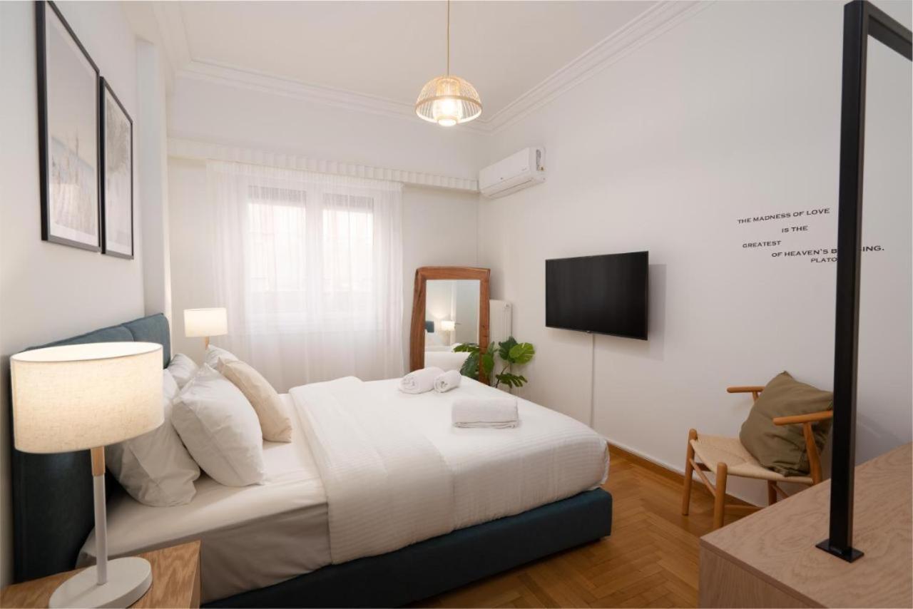 Vibrant Urban Getaway: Charming 2-Bedroom Near Bars, Parks, And Metro أثينا المظهر الخارجي الصورة