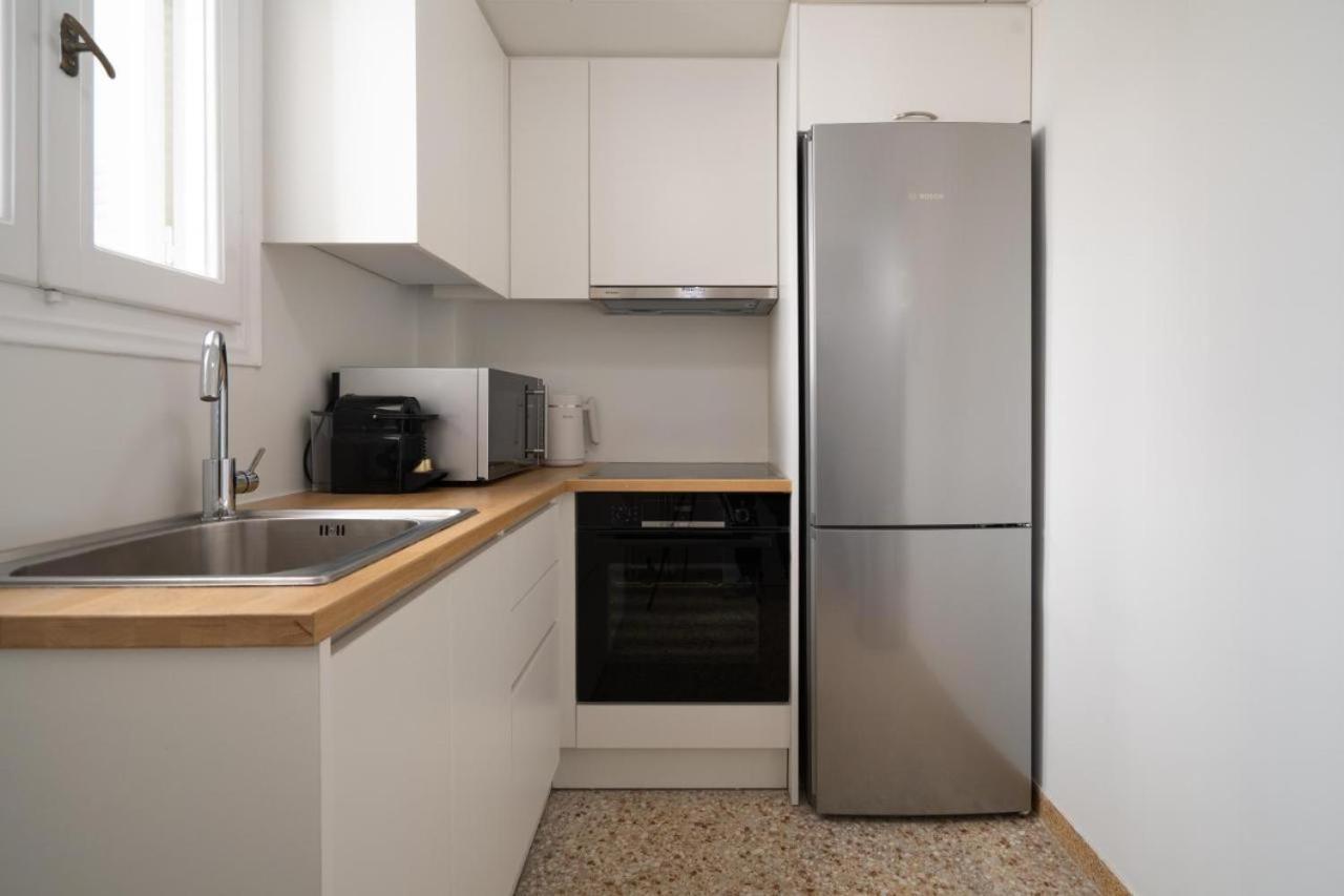 Vibrant Urban Getaway: Charming 2-Bedroom Near Bars, Parks, And Metro أثينا المظهر الخارجي الصورة