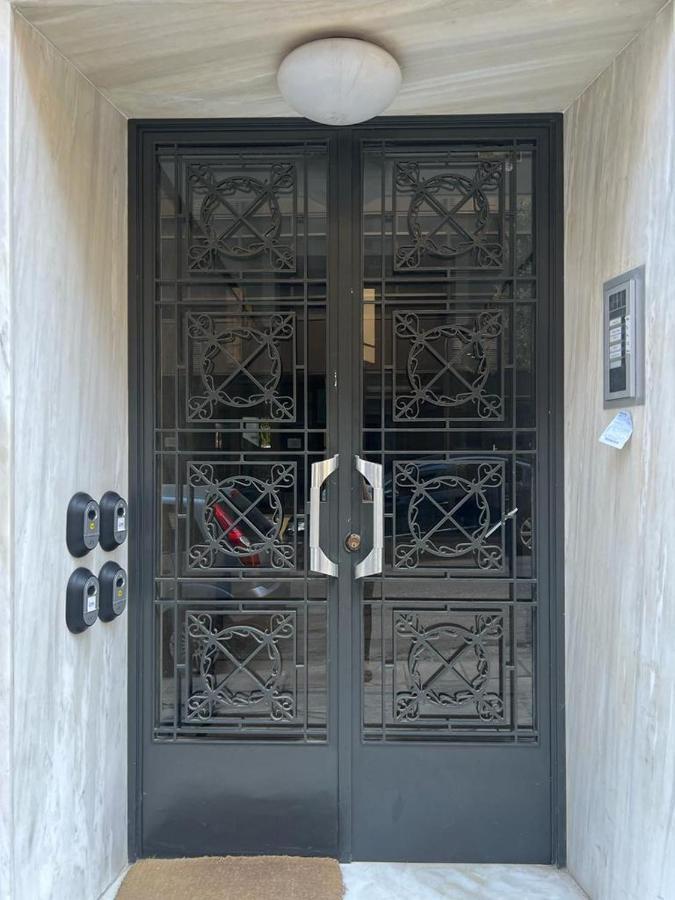 Vibrant Urban Getaway: Charming 2-Bedroom Near Bars, Parks, And Metro أثينا المظهر الخارجي الصورة
